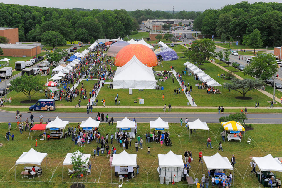 Giant inflatable sun tent