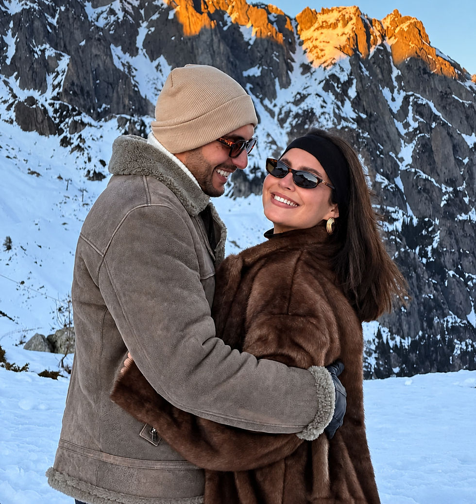 Couple amoureux dans les Alpes enneigées_edited.jpg