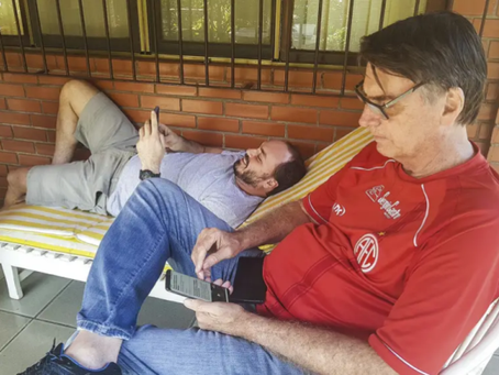 Bolsonaro perde acessos às redes sociais após briga com Carluxo.