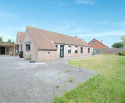 Adinkerke: Ruime woning met tuin rondom rond, terras, 2 garages! 
