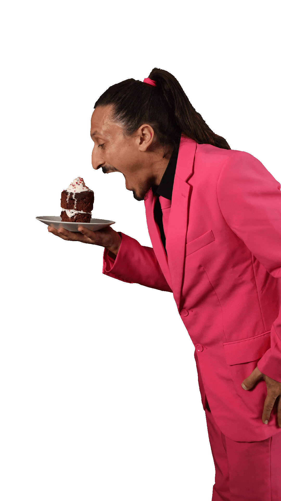 תמונות מתחלפת של נירו במבירו מכניס עוגת יומולדת לתוך הפרתצוף שלו