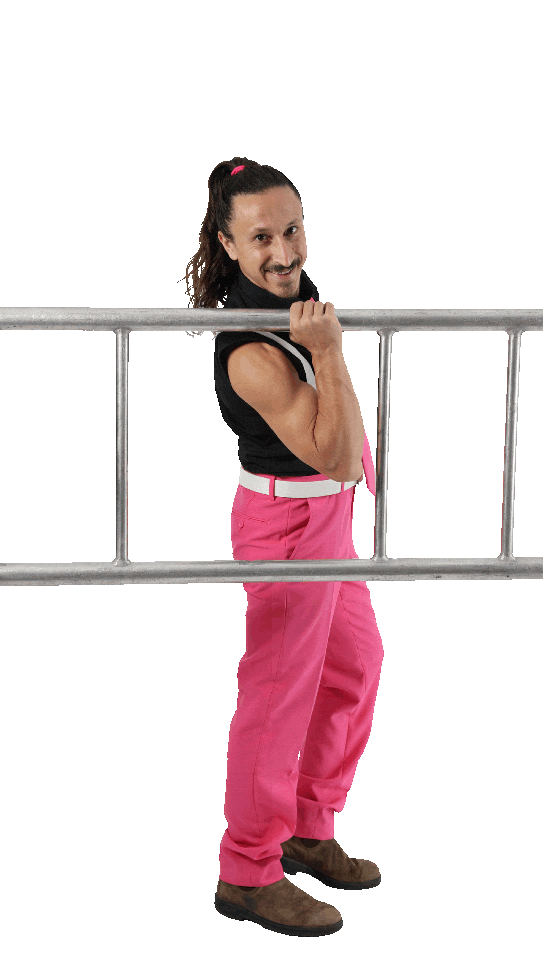 תמונות מתחלפות של נירמבו הורוד מכולם עם חישוק ורוד, כדורי ג'אגלינג, סולם, דיאבלו, אכילת אש, על רולה בולה עם סכינים ועושה שרירים