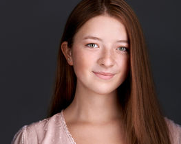 Huncut női portré sötét háttérrel