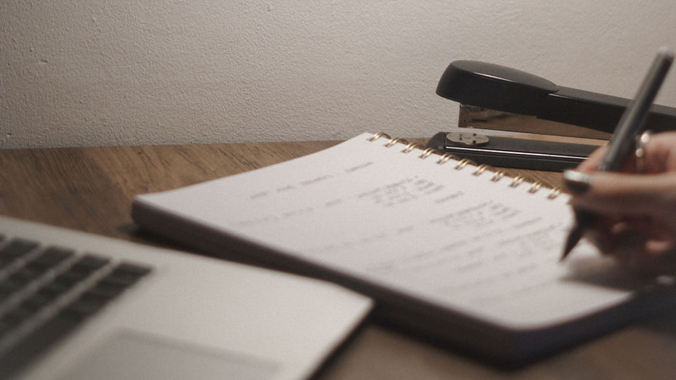 Une femme rédigeant sa Bucket list pour atteindre ses objectifs.
