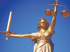 couverture d'un cahier des Anneaux de la Mémoire, statue en or, tenant une épée et une balance
