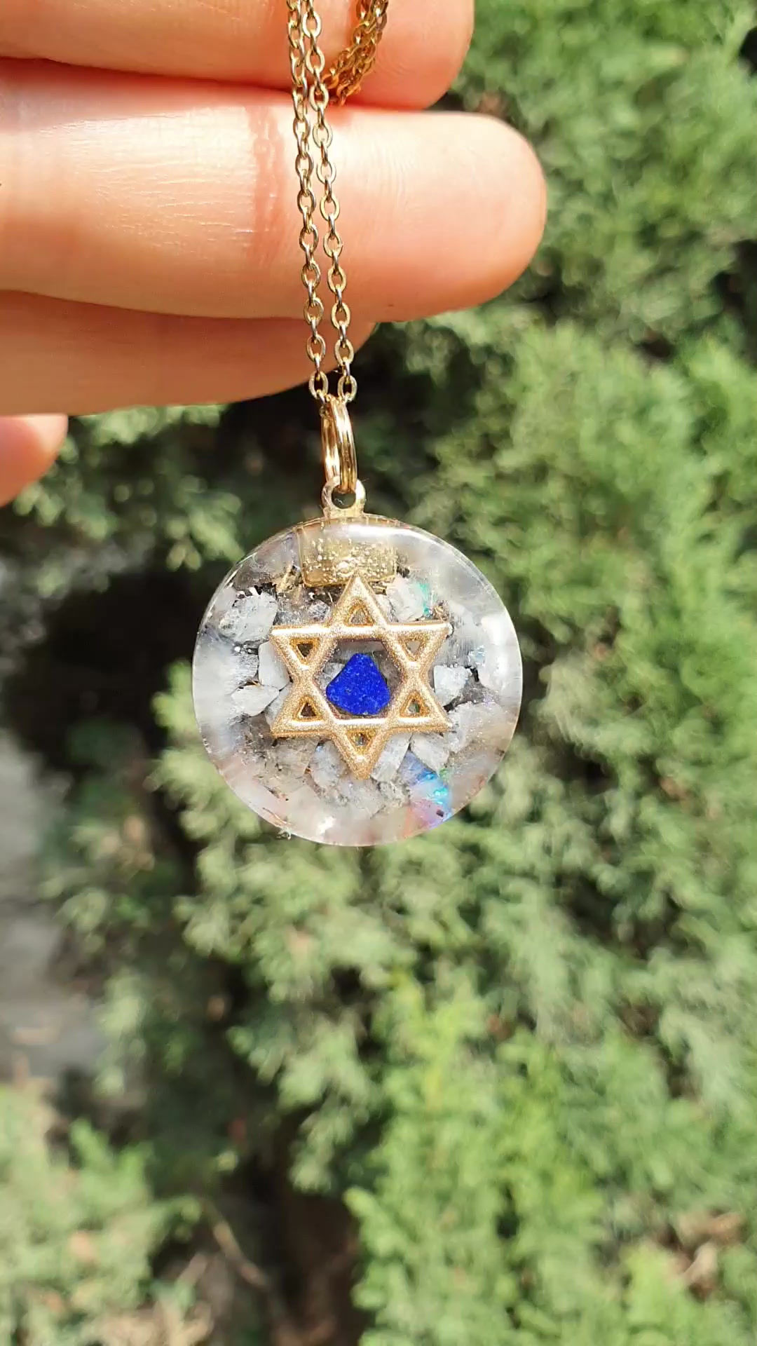 מגן דוד בלאפיס על רקע מונסטון ריינבו ולברדורייט