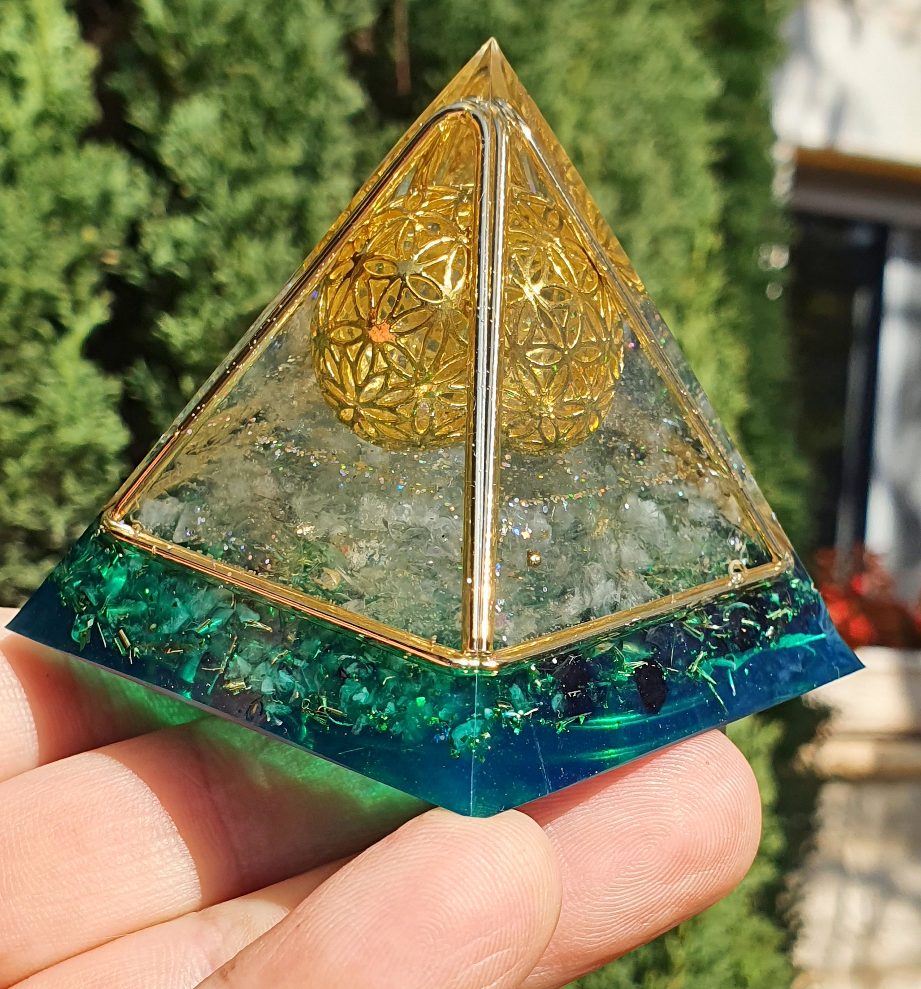 ספירה פרח החיים בפרמידה מוזהבת -  ירוק אמרלד