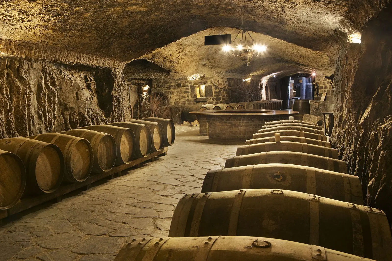 Barricas-en-las-cuevas2.webp