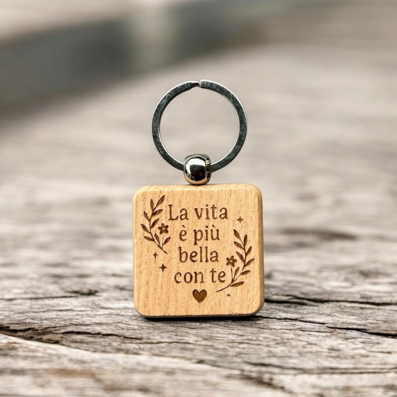 Portachiavi in legno "La vita è più bella con te" con cuore