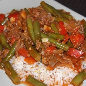 طبق فاصوليا خضره باللحمه القطع وسلطه ورز