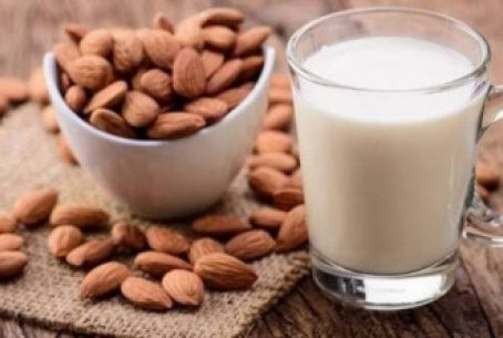 كوب لبن لوز بالشيا وزبده اللوز وبيض مسلوق