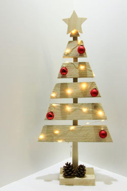 Sapin décoré avec guirlande et boules