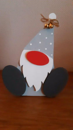 Gnome gris et rouge clochette