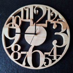 Horloge ronde chantournée en bois massif