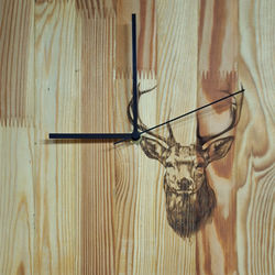 Horloge ronde chantournée en bois massif