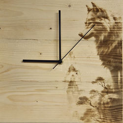 Horloge ronde chantournée en bois massif