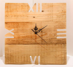 Horloge carrée chantournée en bois massif