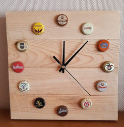 Horloge en bois massif capsules bières diverses