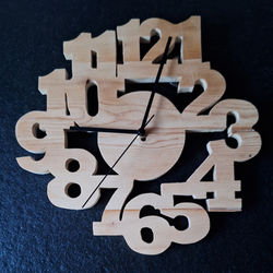 Horloge ronde chantournée en bois massif