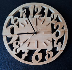 Horloge ronde chantournée en bois massif