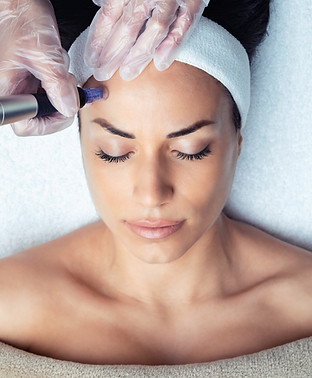 shot-cosmetologist-making-mesotherapy-injection-with-dermapen-face-rejuvenation-spa-center