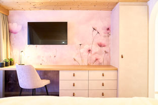 Albuin & Aloisias Arbeitsplatz im Schlafzimmer