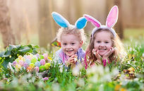 Bambini felici con le uova di Pasqua