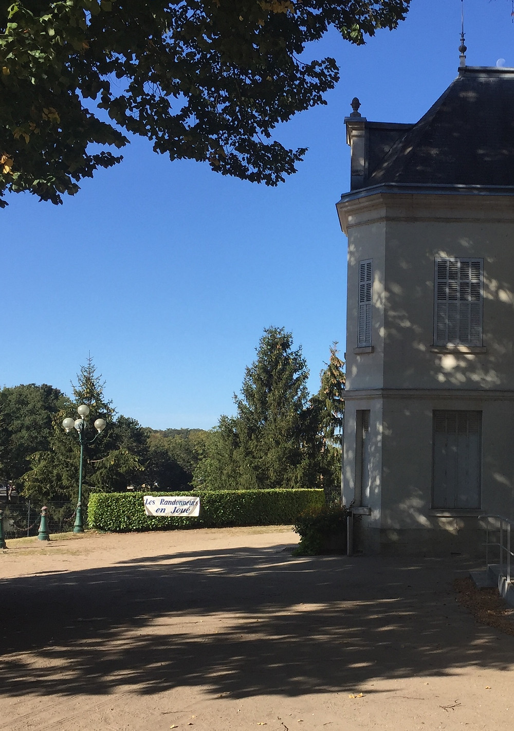 Le château des Bretonnières au petit matin avant l'arrivée des premiers marcheurs