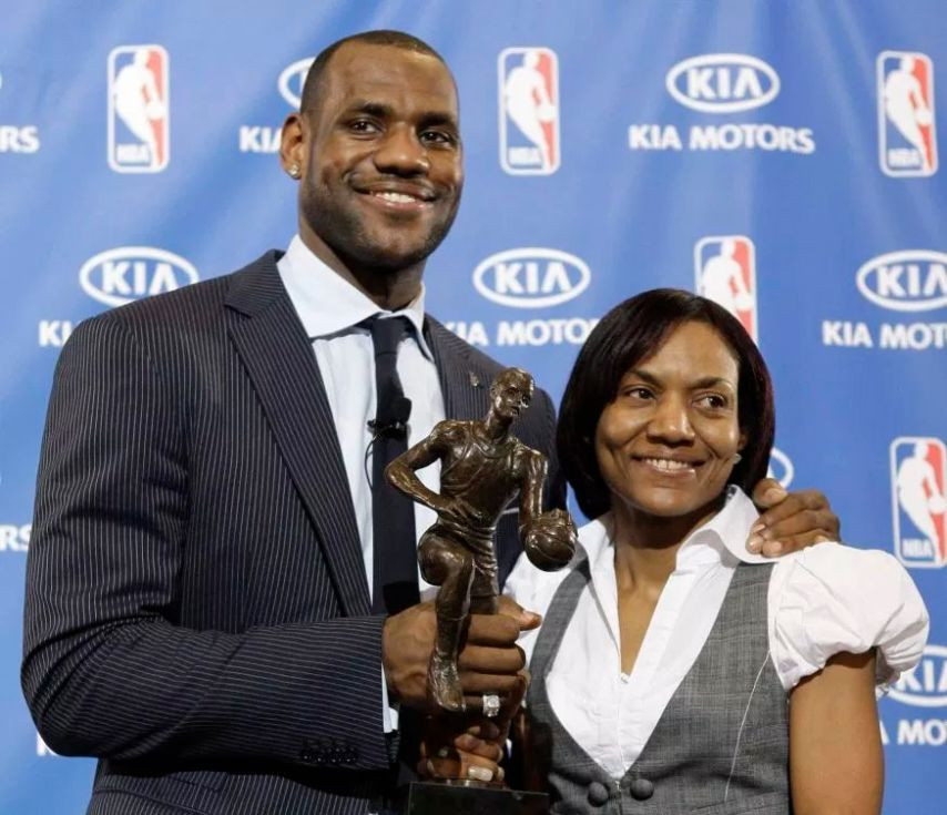gloria_james_lebron_james_NBA_Around_the_Game