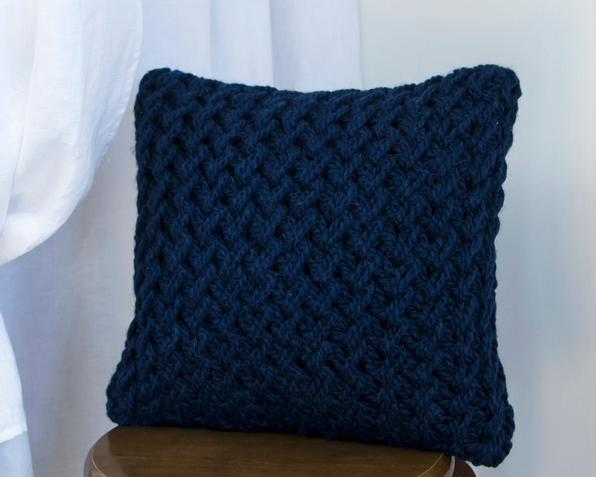 Декоративна в'язана подушка темно-синього відтінку