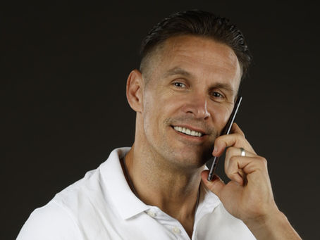 Peter Burianek telefoniert