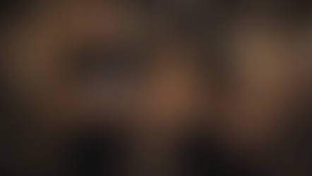 Fitnesstrainer hilft bei der Ausführung einer Übung