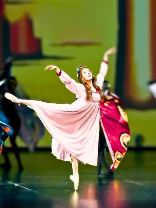 Երազանքի Թևով ներկայացում՝ բեմում ազգային խորհրդանիշերով