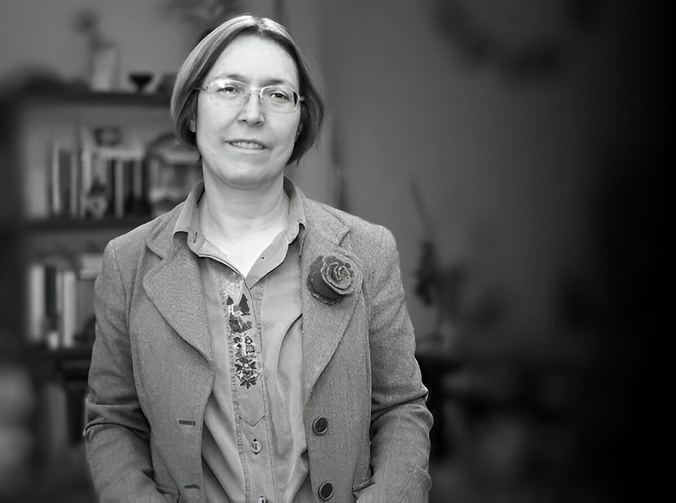 ՀՀ ժողովրդական վարպետ Լալա Մնեյան Գործվածքների տարբեր ուղղությունների ՀՀ ժողովրդական վարպետ,