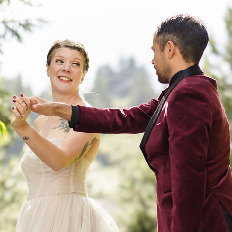 The newly wed couple dancing
