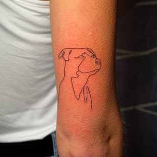 Fineline Tattoo Hund auf Oberarm hinten. Tätowiert in Minden
