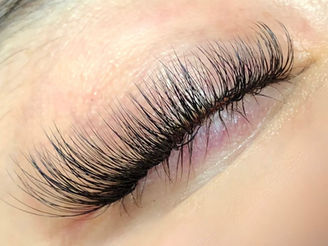 Volume Classic Hybrid lash extensions
