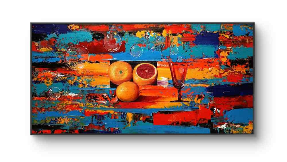 En la obra Para Tres de Rosa Céspedes, naranjas realistas y vidrio se combinan con una paleta de colores abstracta, enfatizando la armonía de los tres elementos.