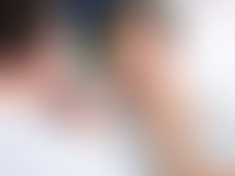肌をチェックする男性