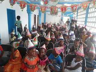 Kids-bracing-up-4-their-party.JPG