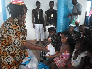 Ebolas-orphans-collecting-christmas-gifts-from-Mama-Mayila-Yansaneh.JPG