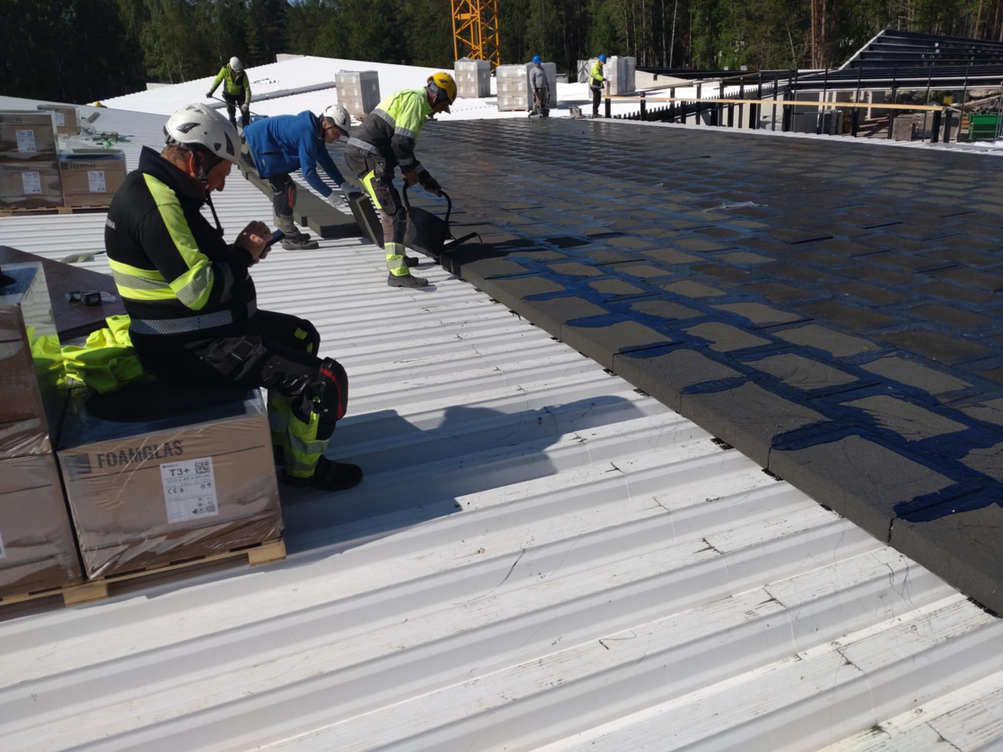 FOAMGLAS T3+ vahtklaasplaatide paigaldamine Kurro Loodusspaa profiilplekk-katusele