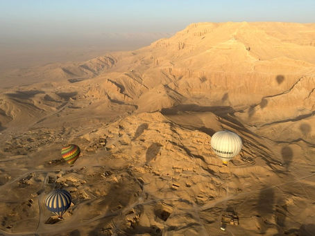 Mongolfiere in volo all'alba su Luxor