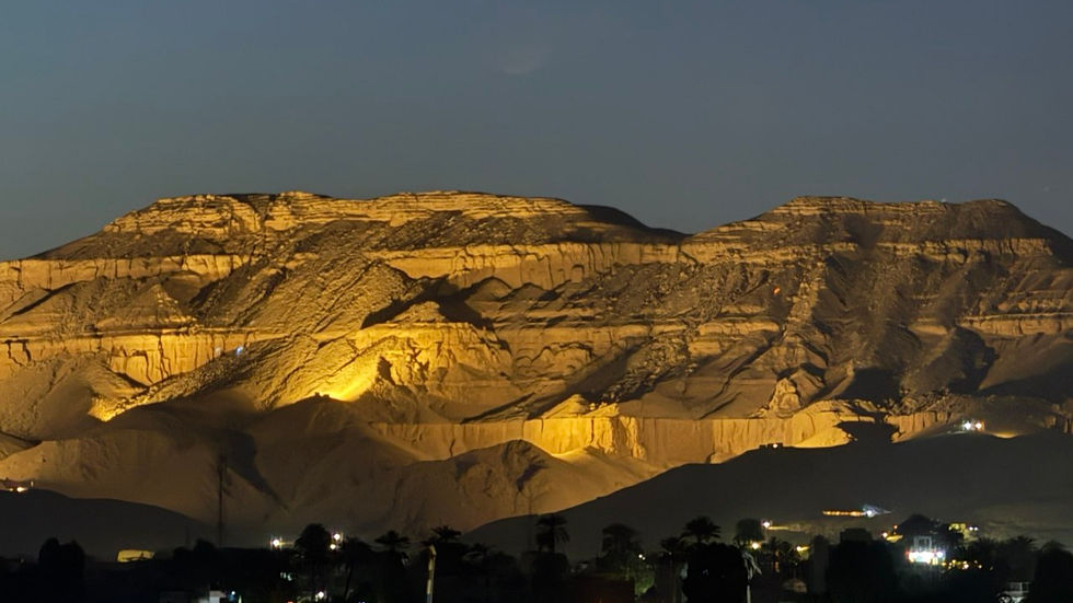 Profilo di Luxor durante la sera, collina del deserto, dune di sabbia