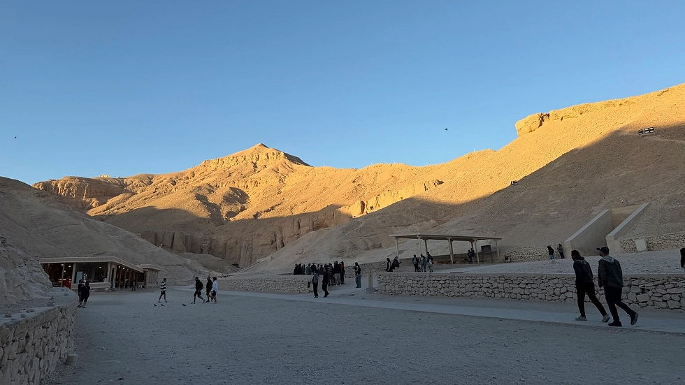 Valle dei Re alle 6.54 di mattina di un venerdì di febbraio