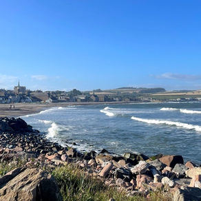 La baia di Stonehaven vista dal lungomare uno dei posti migliori per fermarsi, respirare l'aria di mare e rallentare il ritmo