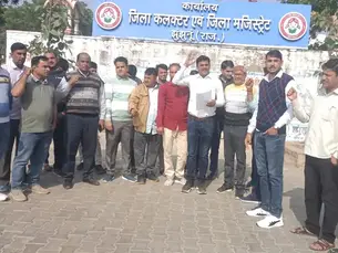 निजीकरण पर रोक लगाने की मांग, विद्युत कर्मचारियों का प्रदर्शन:सीएम के नाम एसडीएम को सौंपा ज्ञापन, 29 को जिला मुख्यालय पर करेंगे शक्ति प्रदर्शन