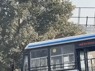 नदी के पुल पर झूली राजस्थान रोडवेज की बस, VIDEO:40 यात्रियों की सांसें अटकीं, दरवाजे तक हवा में थी; झुंझुनूं से दिल्ली जा रही थी