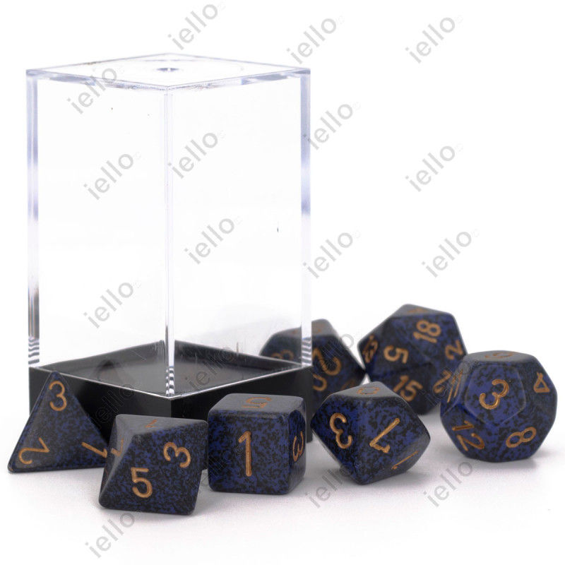 Boite de sept dés de la marque Chessex, dés de couleur cobalt et or. Ces dés sont texturés.