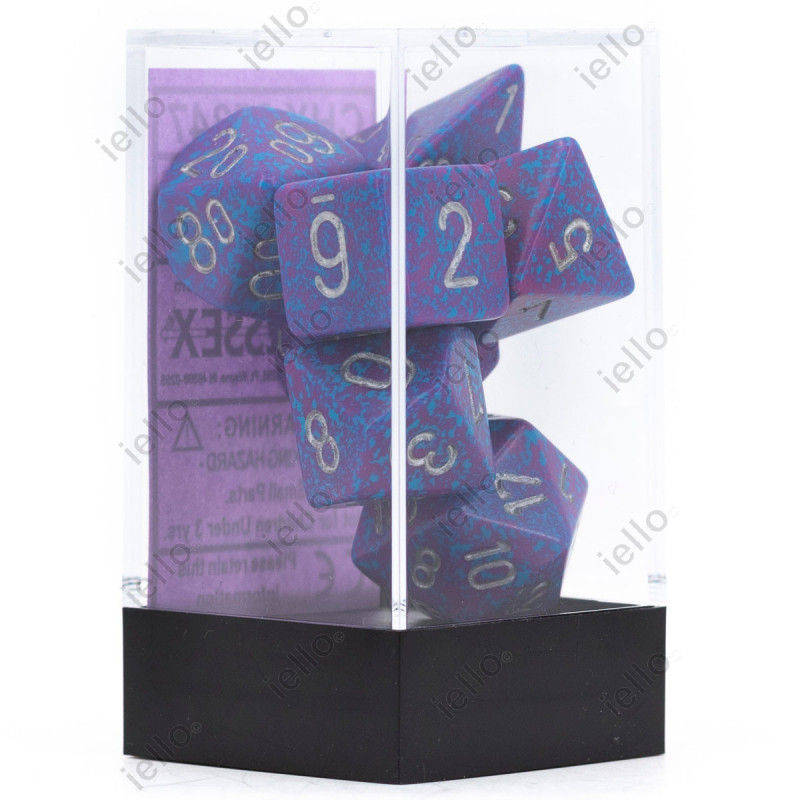 Boite de sept dés de la marque Chessex, dés de couleur violet et gris. Ces dés sont texturés.